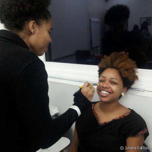 No projeto de Juliana Rakoza, ela ensina pessoas carentes o of?cio da maquiagem (Foto: Juliana Rakoza)